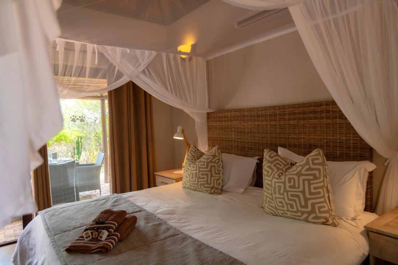 Lodge Giraffe *